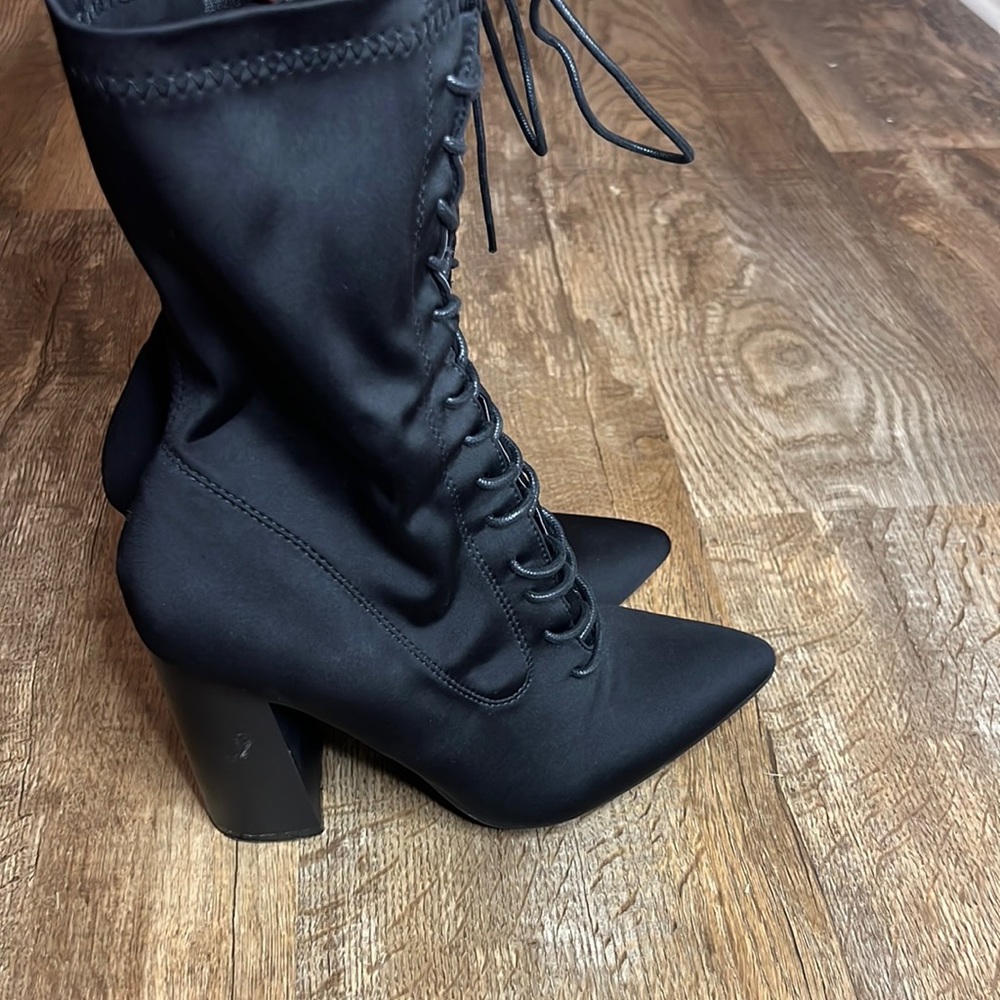 Black boots,Size:inside says size 8 but fits 9.5W), small scuff mark on one heel